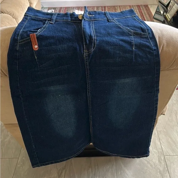 The Fashion Jeans Premium Denim size Large for Skinny with Belt included - Picture 12 of 12